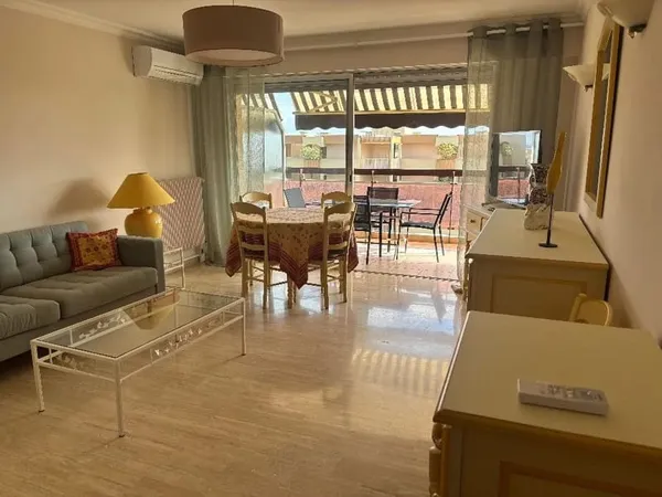 Trois pièces avec terrasse de 9 m², parking et garage