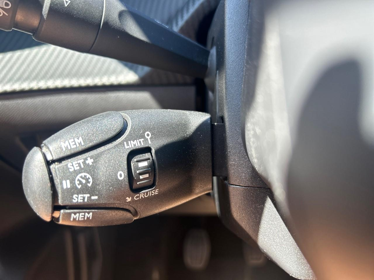 Peugeot 208 1.2 puretech 100ch s&s allure 118g — photo 15