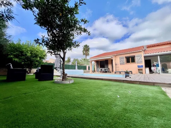 Magnifique maison de plain-pied de 100 m² avec piscine sur un terrain 3 faces de 450 m² sans vis-à-v