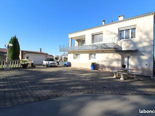 Maison 7 pièces 242 m²