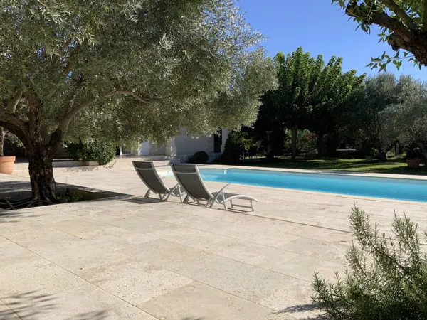 Propriété de plain pied, terrain arboré avec piscine à quelques minutes d'Uzès.