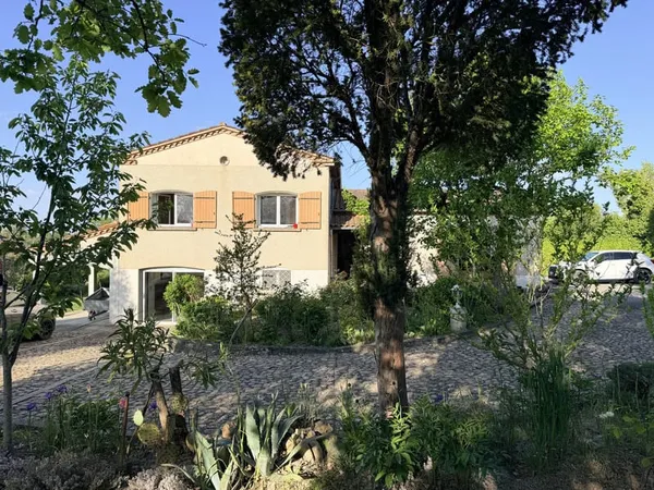 MAISON EN CAMPAGNE AVEC SOUS-SOL COMPLET ET DEPENDANCES AVEC