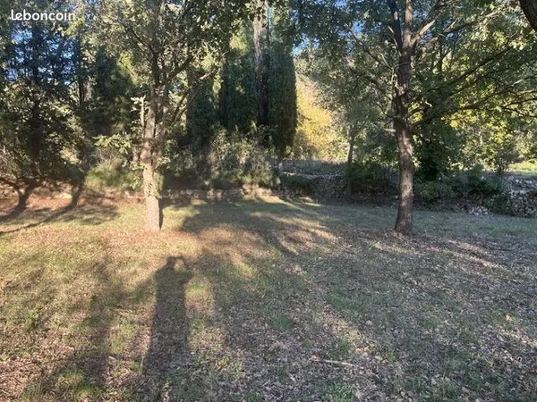 Terrain à bâtir de 1100 m² à JOUQUES (13)