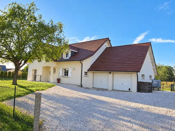Maison familiale 180 m² - Toiture et façade récemment nettoyées - Terrain 12 ares