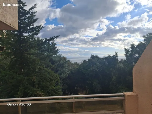 Sur les hauteurs de Toga à Bastia : appartement F3 de 70 m² rénové avec vue mer
