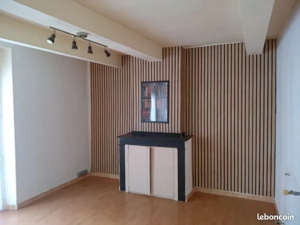 Maison de ville d'environ 135 m² avec courette, à rénover