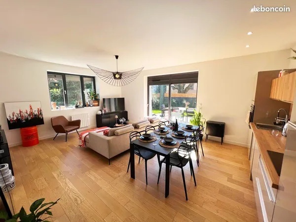 Appartement 73m2 entièrement rénové - 140m2 de jardin - Très grand garage fermé + 1 place de parking