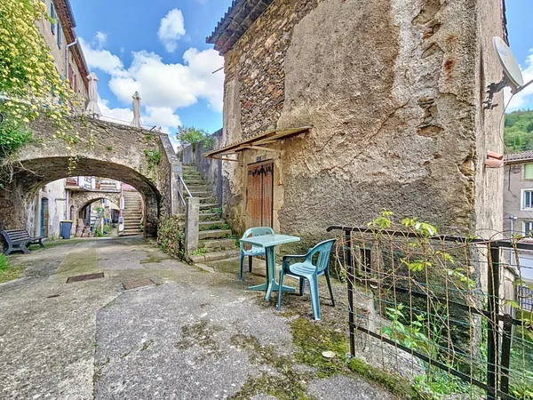 Charmante maison de village avec cheminée au coeur de Saint-Étienne-Estréchoux - Idéal premier achat