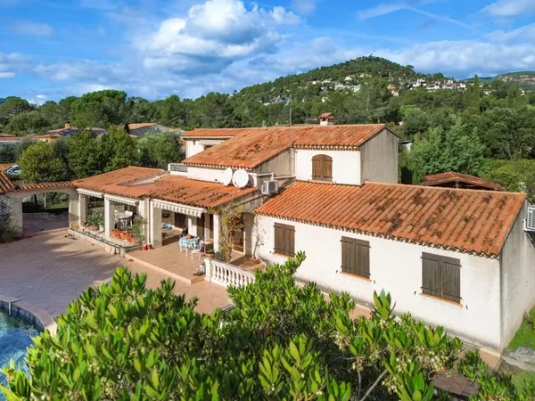 La Bouverie : Grande maison provençale avec piscine et potentiel exceptionnel