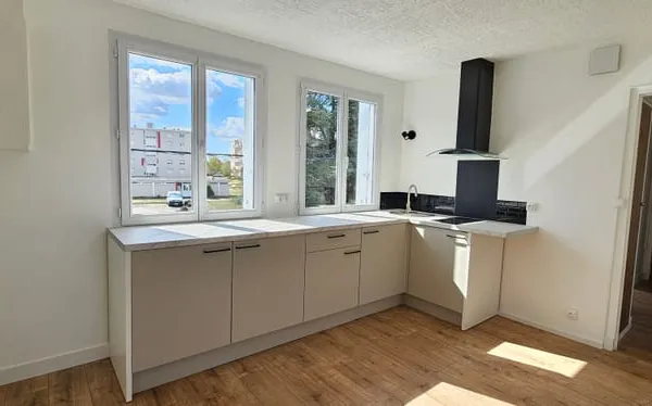 REZÉ T3 DE 43,10 M² - 2 CHAMBRES - RÉNOVÉ EN 2026 - DERNIER ÉTAGE - JARDIN PRIVATIF