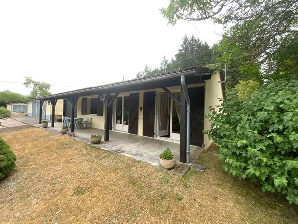 SAINT-EMILAND - Ténement immobilier comprenant deux maisons avec dépendances sur terrain de 1ha 48a 