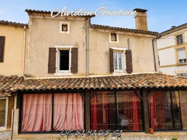 Maison de ville en pierre à Salles