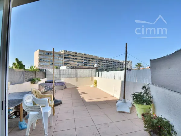 A LOUER MEUBLE A L'ANNEE - STUDIO AVEC VERANDA - GRANDE TERRASSE - 1ER ETAGE SANS ASCENSEUR - 66750 