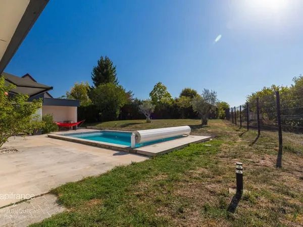 MAISON D'ARCHITECTE DE PLAIN-PIED AVEC PISCINE ET VUE DÉGAGÉE