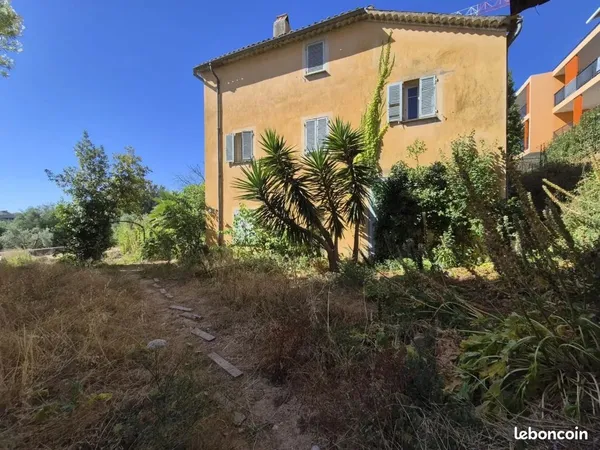 Maison 8 pièces 300 m²