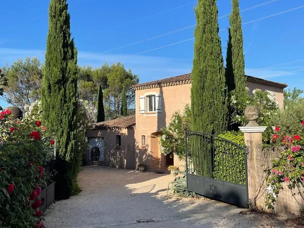 Maison familiale avec piscine, jardin arboré et terrain de p