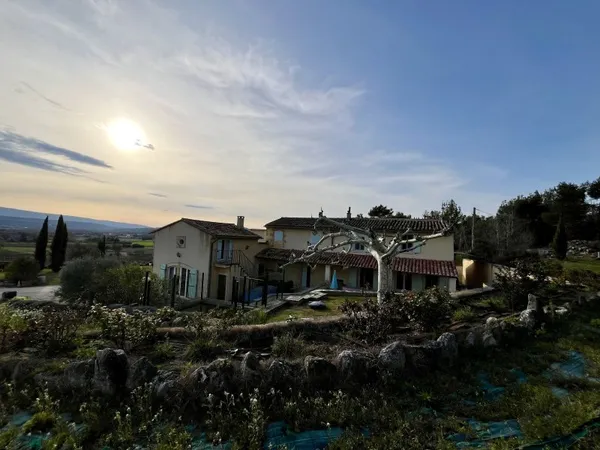 MAS à Bonnieux sur terrain de 3,4 Ha