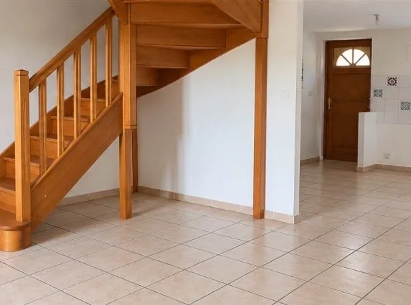 Appartement de 100 m² avec terrasse, parking privatif et espace de rangement - Trèves (69420)