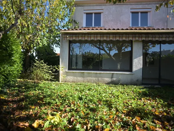 MAISON D HABITATION AVEC COMMERCE DE RAPPORT