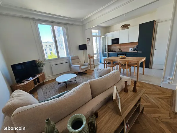 LYON 7 - T2 52,8 m2 avec balcon - traversant - 4ème étage avec ascenseur