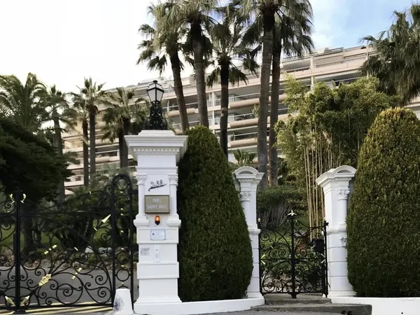 SUPER CANNES - SPACIEUX APPARTEMENT AVEC VUE MER DANS UN DOMAINE D'EXCEPTION