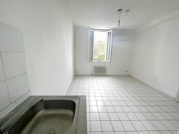 Toulon ouest Valbourdin: studio 17 m2 au 2 ème étage petit i