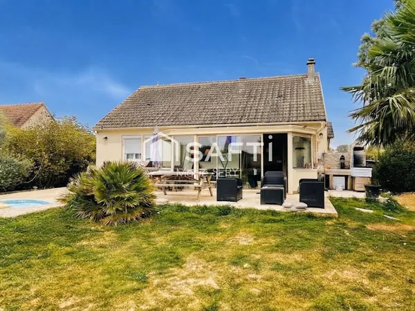 Maison de plain-pied lumineuse avec piscine, grand sous-sol aménagé