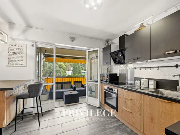 Exclusivité -- Appartement 3 pièces avec balcon, parking et c