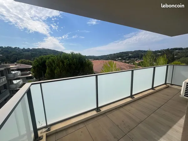 À LOUER - Appartement T3 de 74 m² avec balcon - Résidence Jardins en Vue - Mougins (06250)