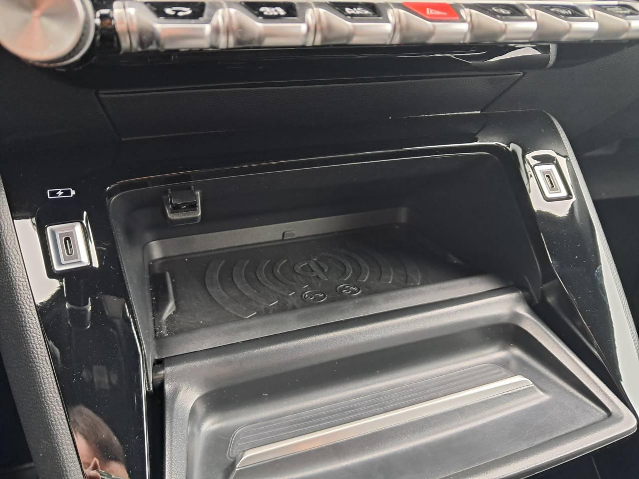 Peugeot 2008 hybrid 145 e-dcs6 allure — photo 14
