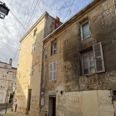 Immeuble avec commerce et logement.