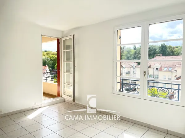 Appartement au centre du village vaste séjour, une grande ch