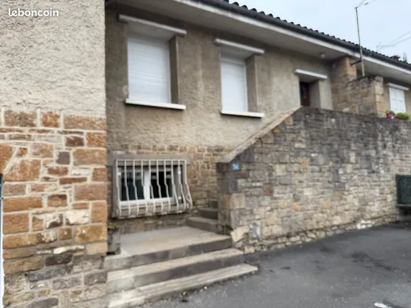 Maison mitoyenne comprenant appartement T3 + local professionnel loué + places de parking