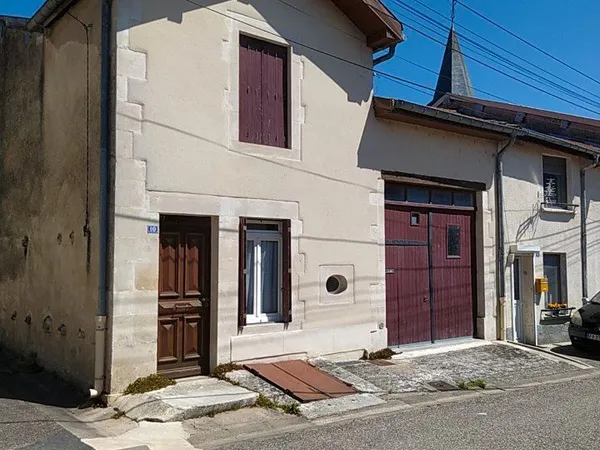 Maison de village avec garage et terrain clos
