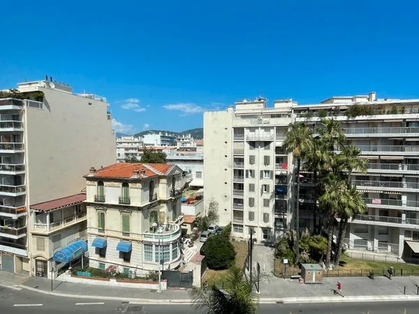 À seulement 2 minutes à pied de la Promenade des Anglais - Appartement avec balcon, parking et cave