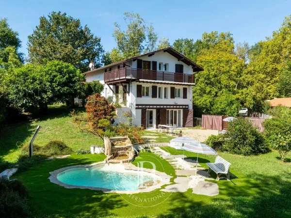 Vends maison - 236 m² - 5 pièces, 4 chambres - Ascain 64310
