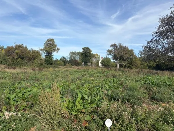 Terrain 885 m²
