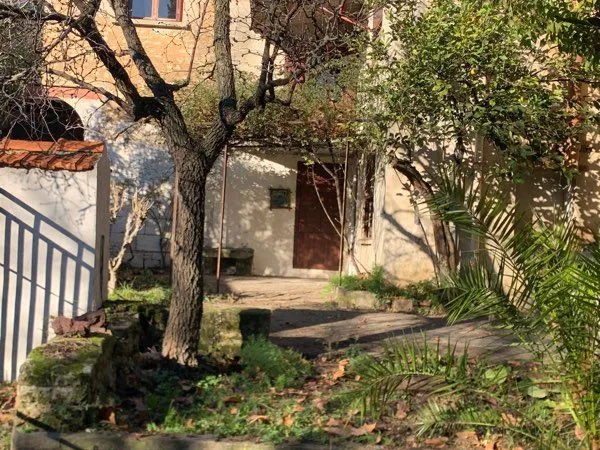Maison de village à rénover avec jardin