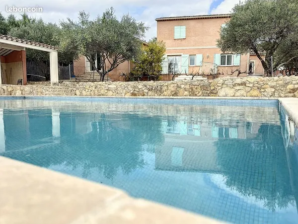 Grande villa avec Pisicne au calme proche de Lorgues