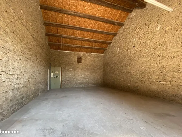 Entrepôt 78 m² SENAS