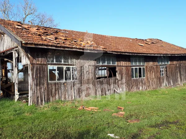 Terrain naturel de 2 650 m2 avec grange à rénover Beau pot