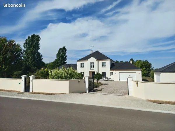 Superbe maison avec piscine et jardin arboré