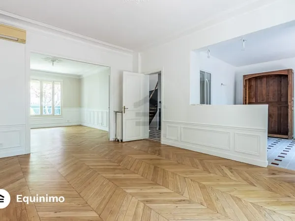 Maison individuelle de 258m2, avec terrasses et jardin, situ
