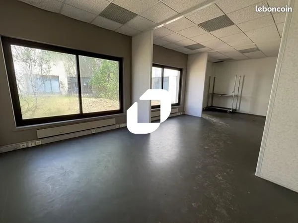 Bureau 593 m²