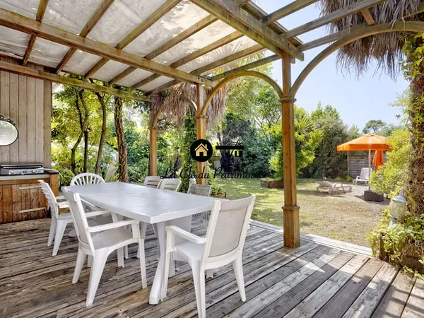 VILLA DE 308 m2 SUR TERRAIN DE 1000 m2 AVEC TERRASSE- JARDIN