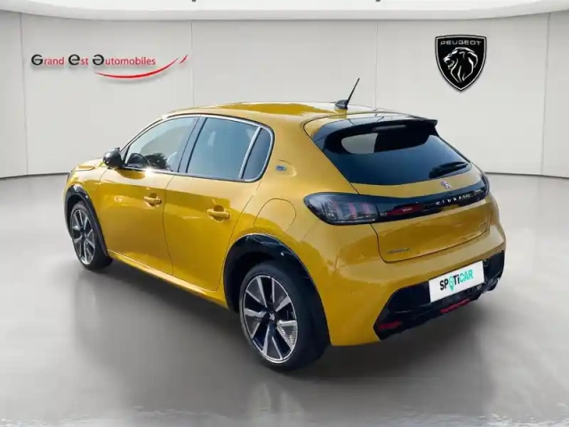 Peugeot 208 e- 136ch gt — photo 4