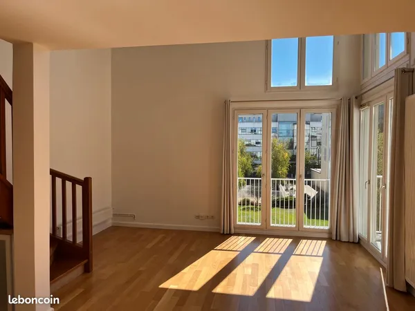 A louer T4 duplex de standing 94,4 m², double hauteur, loggia de 12,3 m², 2 parkings, vue dégagée su