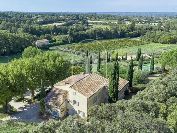 Très beau mas au milieu de vignes, à vendre proche de Mazan