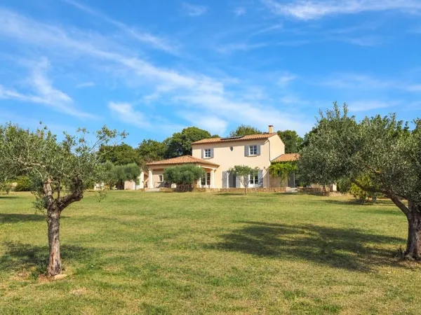 Une maison à découvrir dans un environnement privilégié