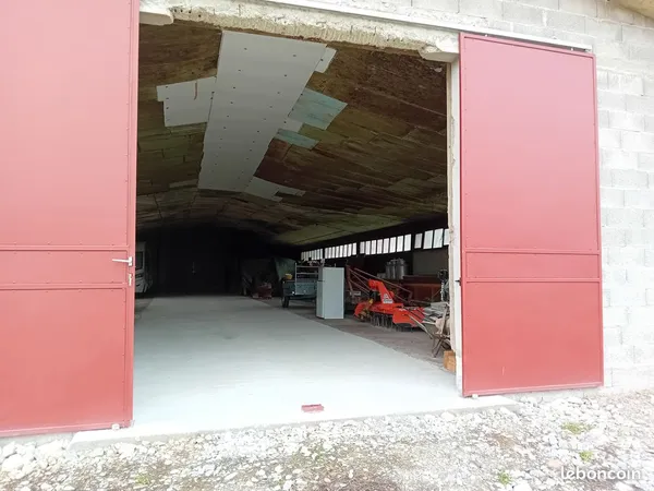 Abri vehicules dans hangar agricole
